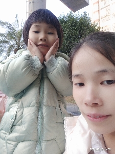 灰黄色的红心火龙果