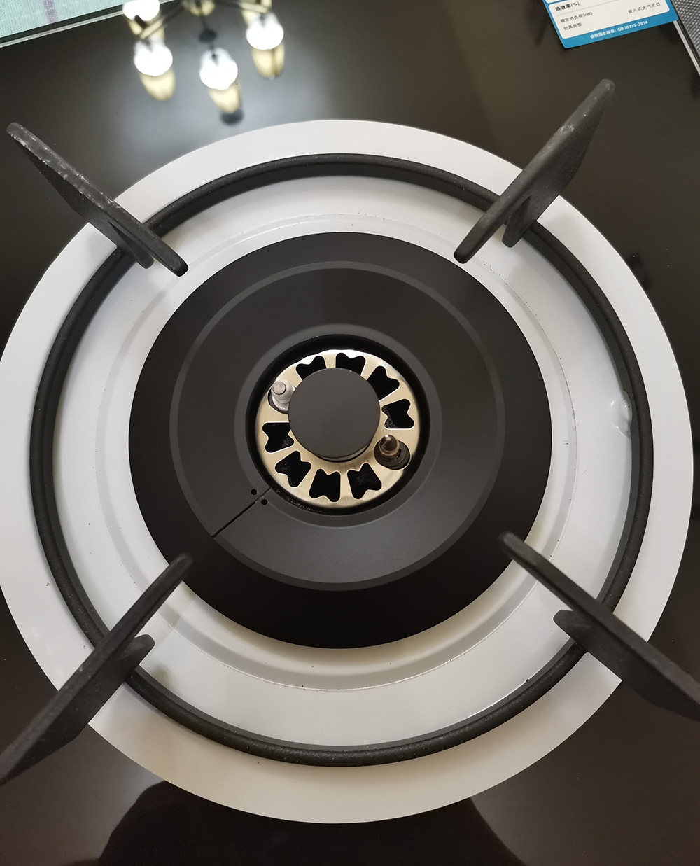 灶具底部有风门调节器,这里可以和大家分享一下风门调节器的用途,就是