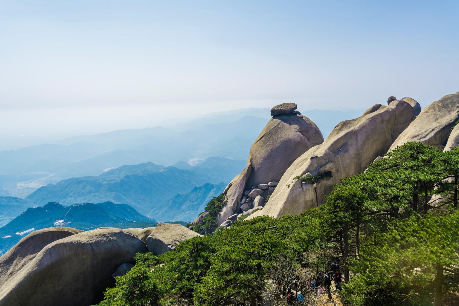 飞来峰特色: 飞来峰就像是一块天上掉下来的石头,落在山顶之上,很神奇