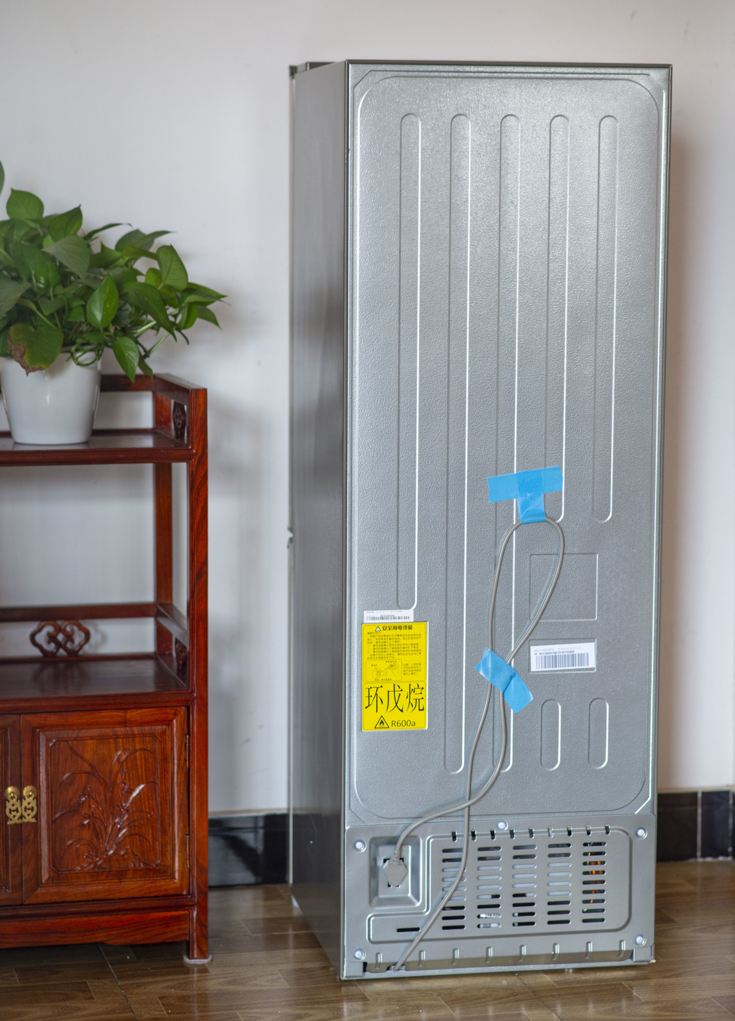 冰箱的冷媒采用的是环戊烷,这也是最近这些年比较流行的冰箱用制冷剂.