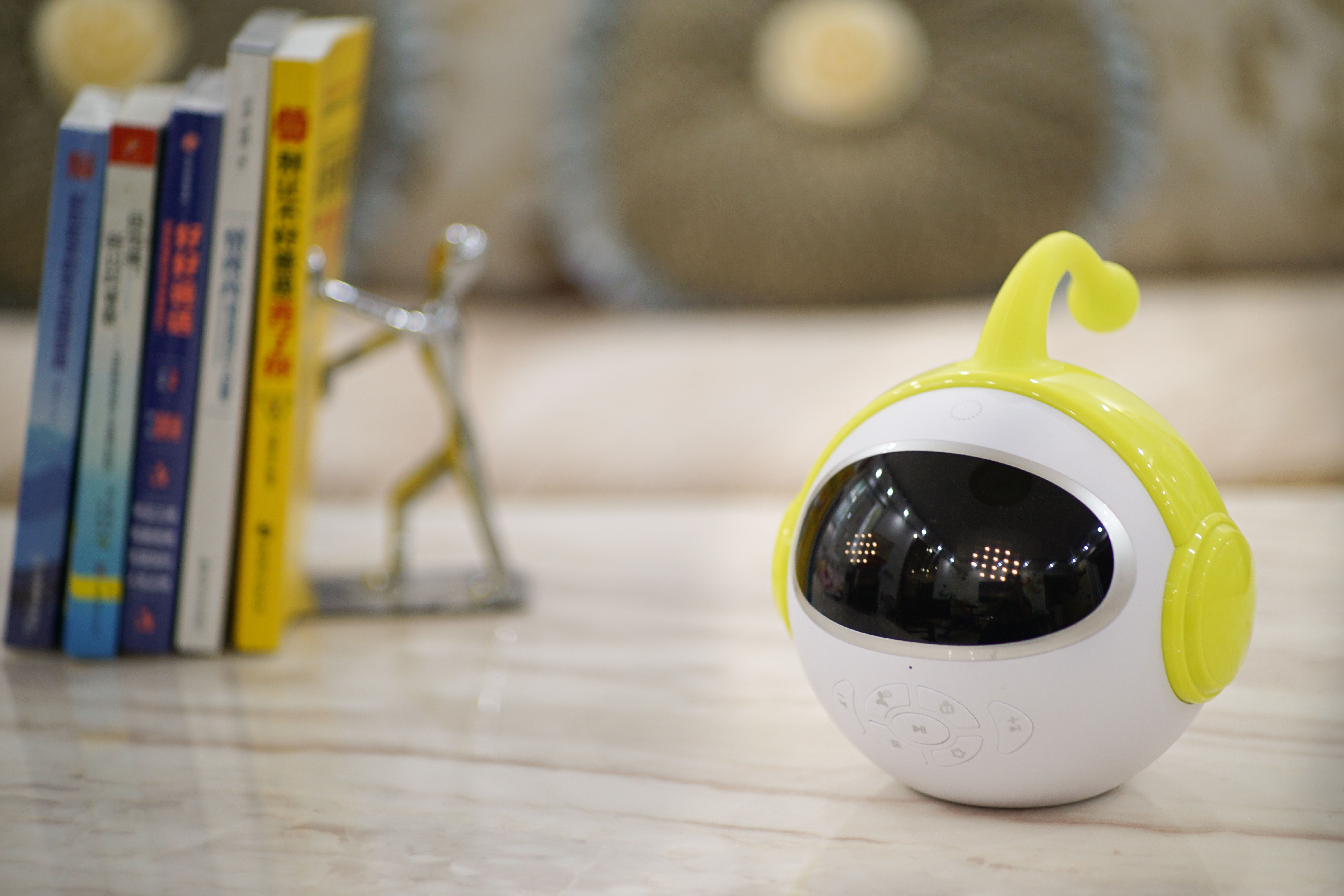 请问未来小七早教智能机器人现在怎么这么火啊?