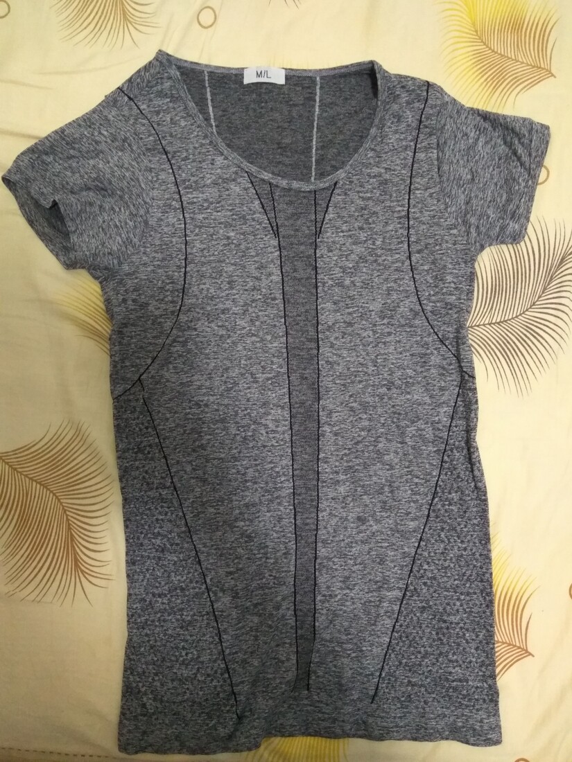 衣服背面,线条能显出腰身来