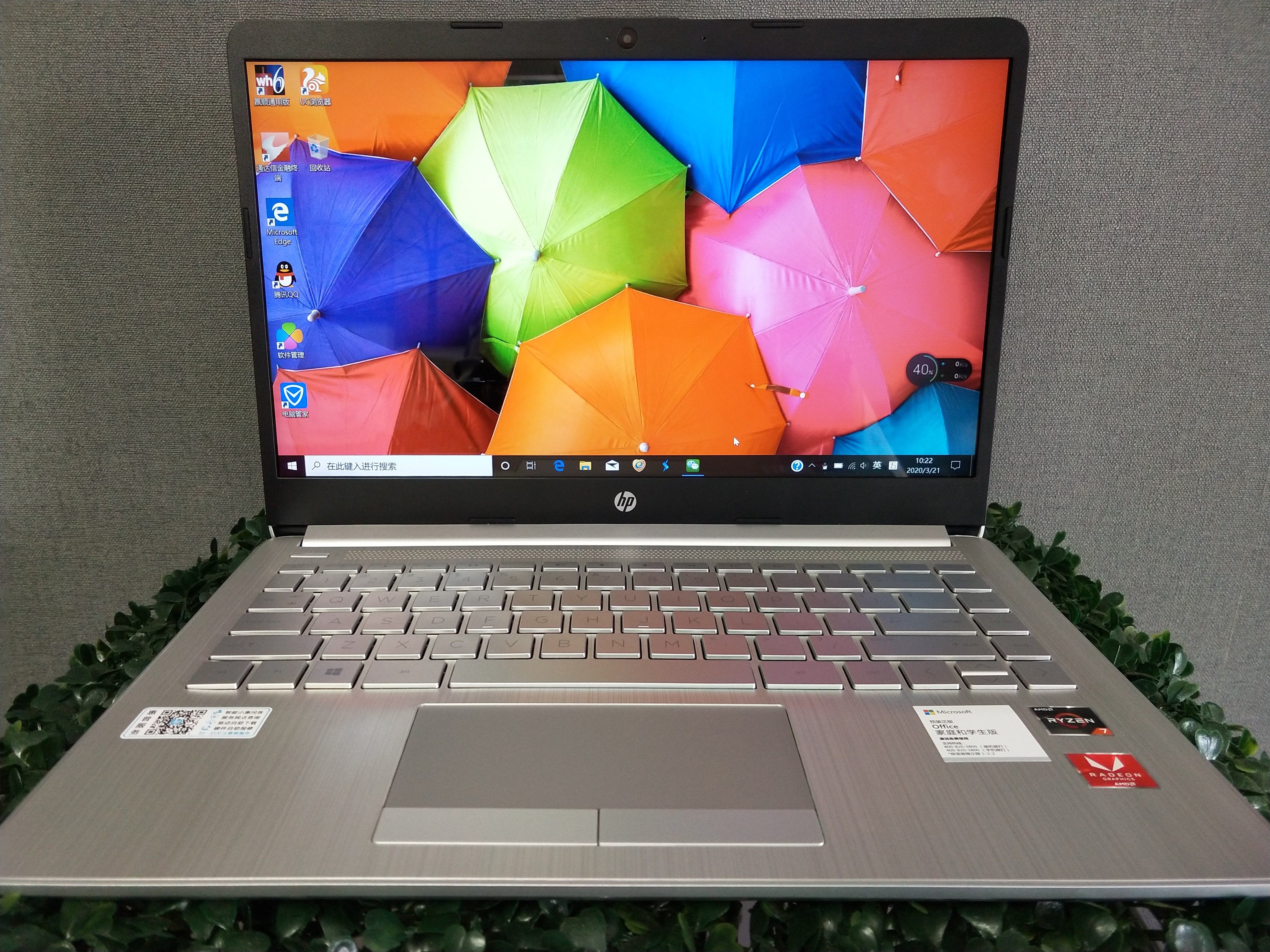 惠普14s青春版的整体外观偏商务设计,方正硬朗,a面磨砂质感非常简约