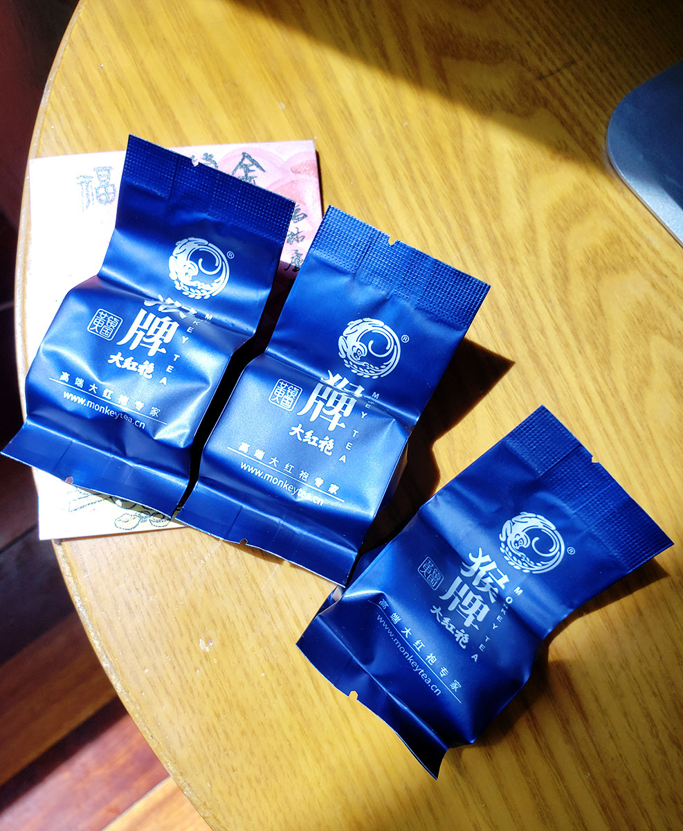 拆开包装,取出茶叶,感叹这个茶叶罐做的真的太漂亮了,品牌形象的猴子