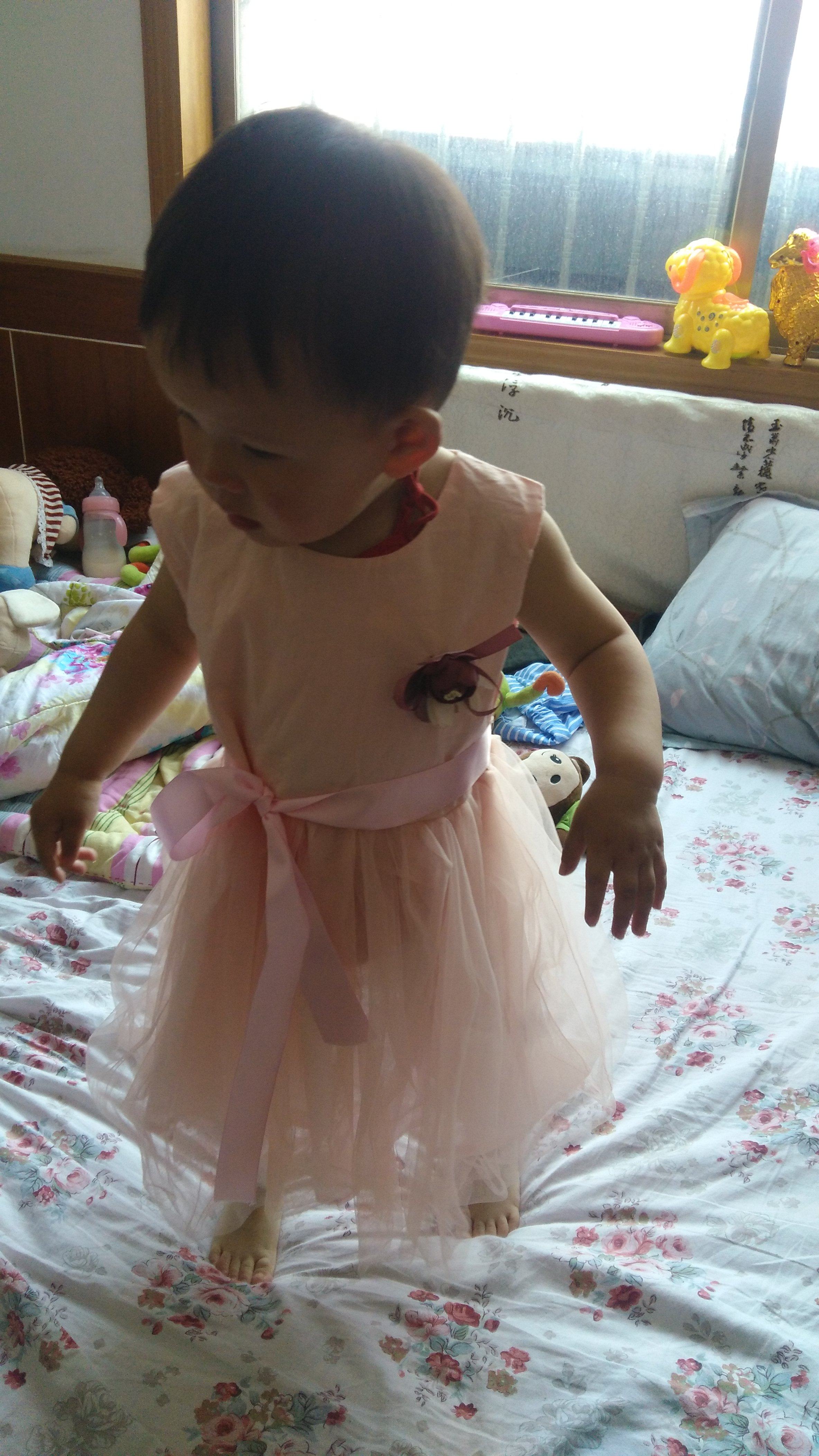 宝宝穿上说舒服,和开裆裤一样方便,宝宝自己蹲下也不会尿裤子,真真的