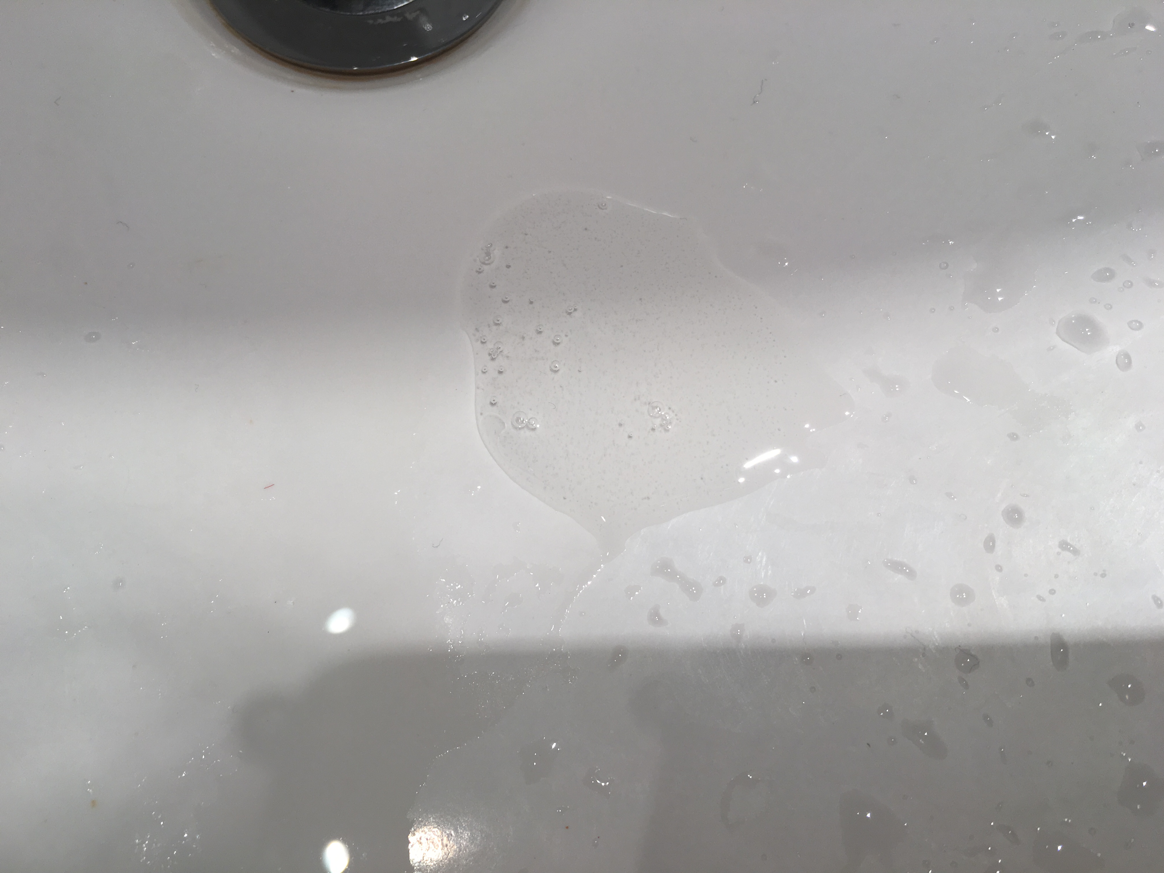 倒入洗手盆看看颜色和质地,白色透明胶状,类似洗涤灵,但没有洗涤灵那