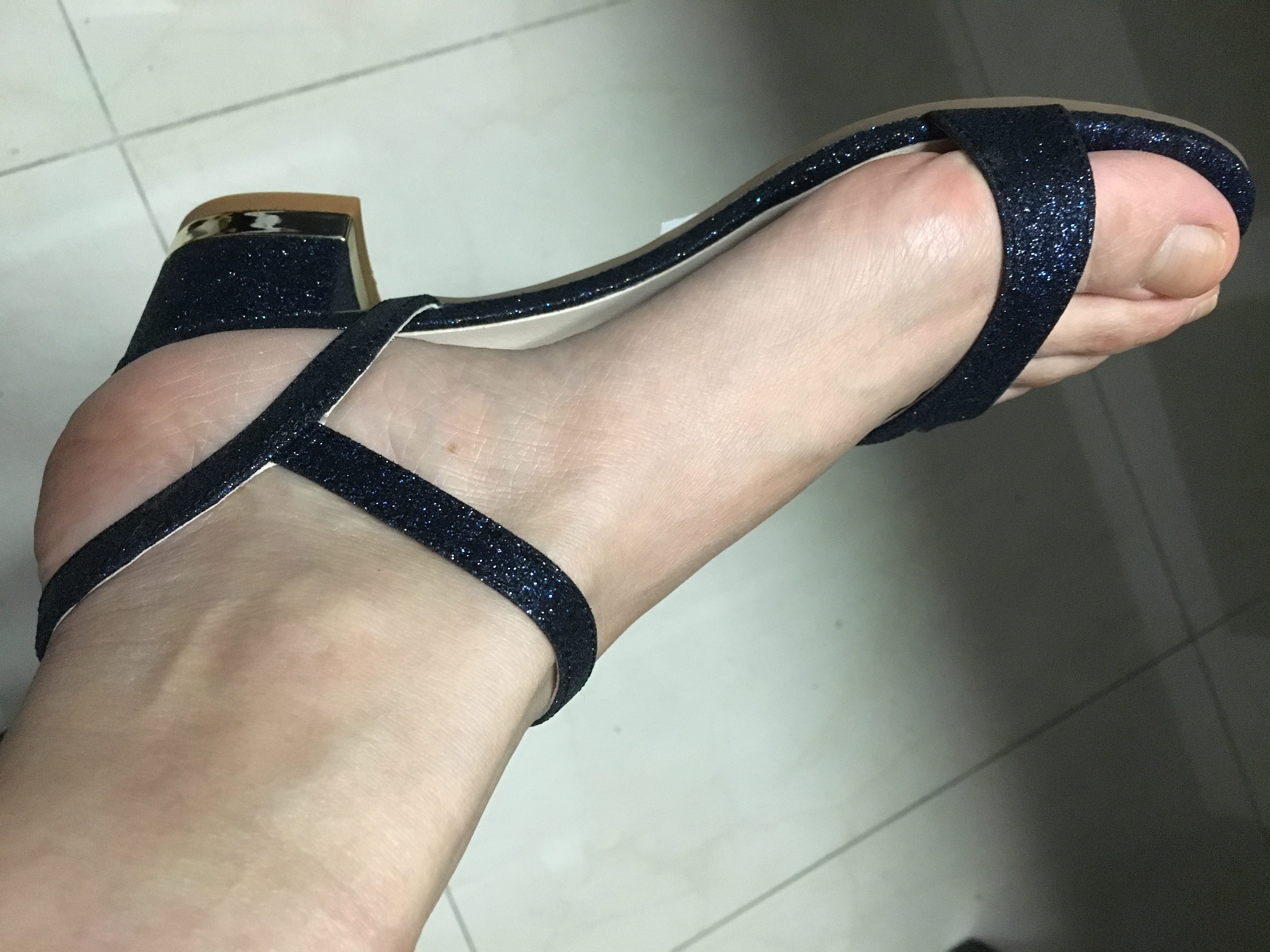 此款鞋子的跟的高度正好,又有女人的味道,走路又不会嫌累,正是我想要