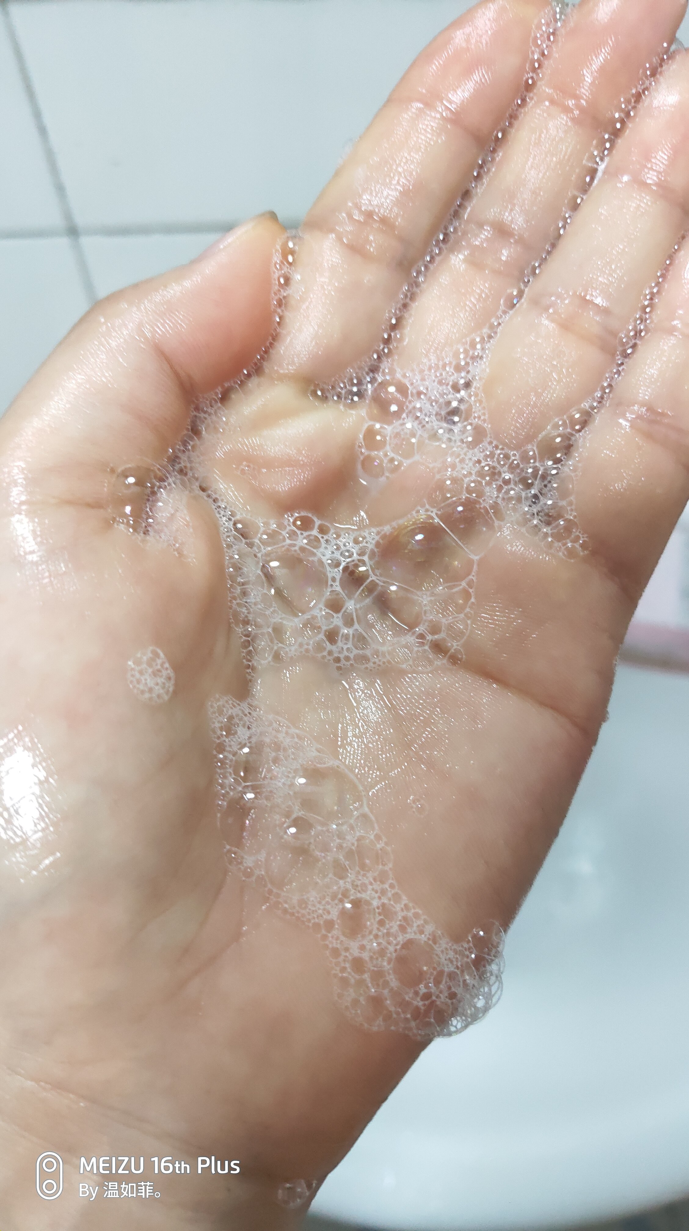 洗面奶揉到脸上,泡沫细腻,感觉脸上的油都被吸出来了,整脸就不露了