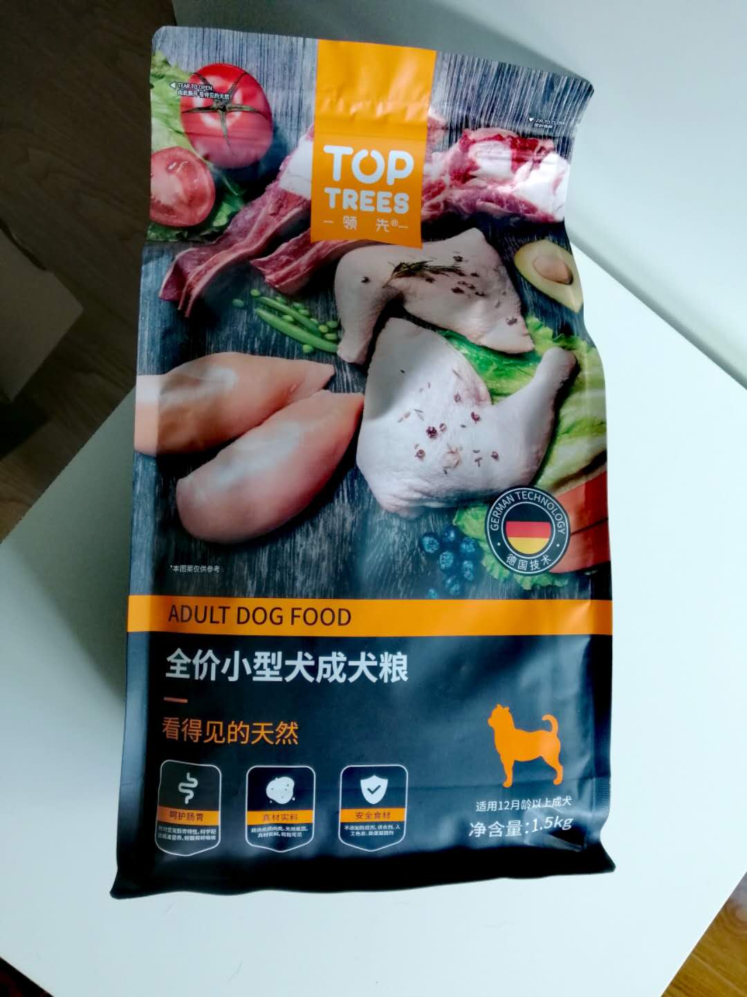 拉布拉多很喜欢吃中宠这款狗粮_宝贝狗 拉布拉多很喜欢吃中宠这款狗粮