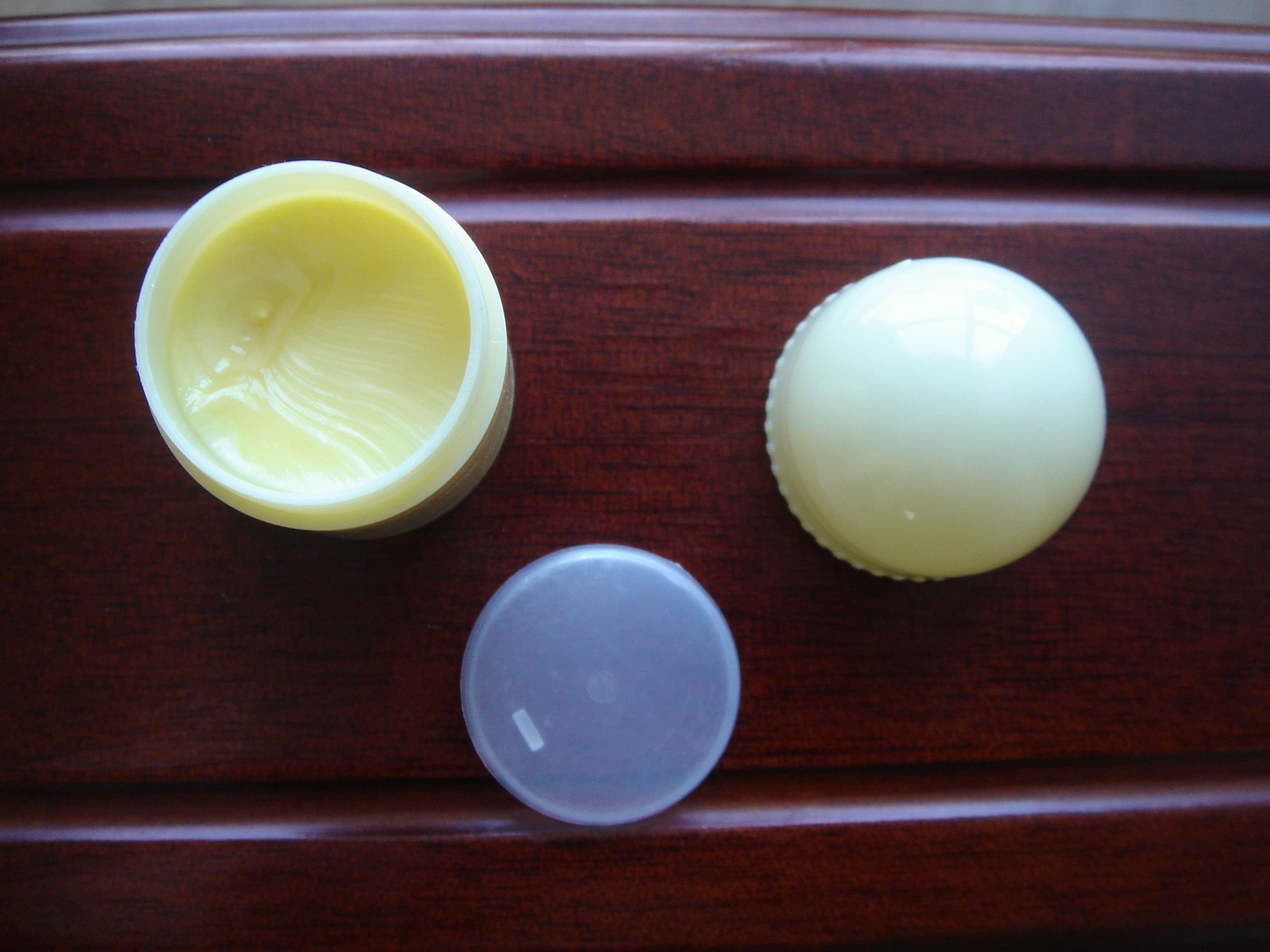 淡黄色的药膏,闻闻没有什么异味.