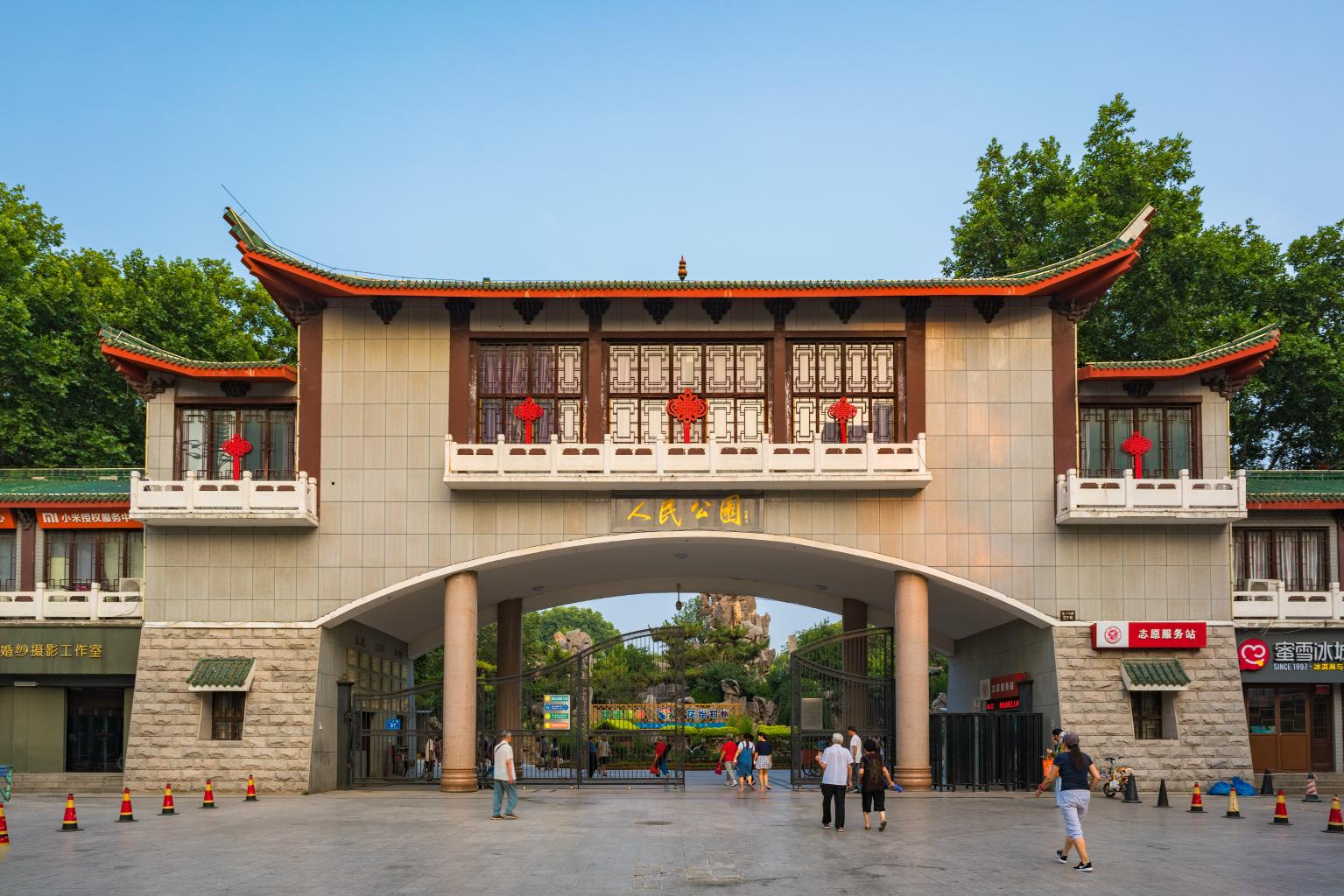 【郑州郑州人民公园天气预报】最新实时一周天气,郑州旅游指数/交通指