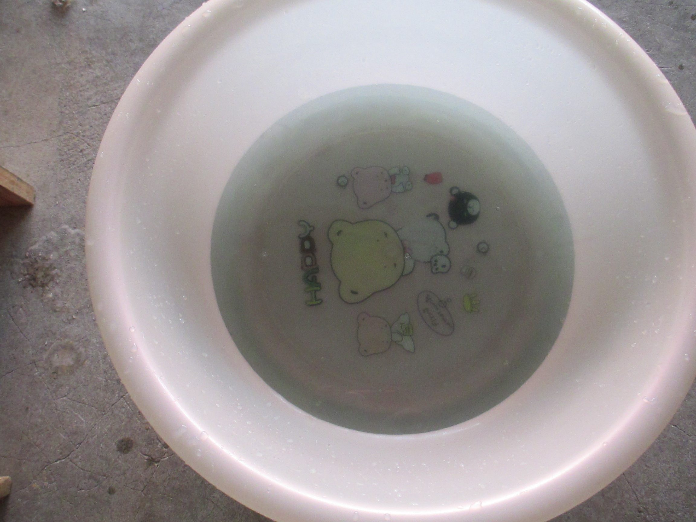 牛仔衣服最担心的就是掉色,有时一不留神其它衣服就遭殃,在淡盐水