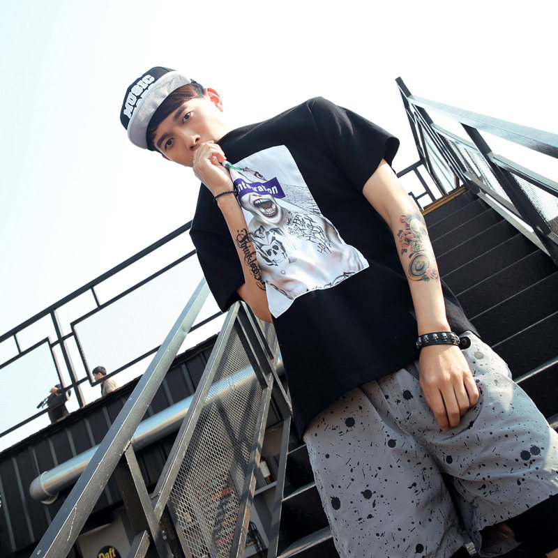 很个性的一款潮流短袖t恤,网面的设计显得个性又特别,面前的印花设计