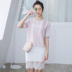 柔和浅粉色短袖T恤，时尚撞色条纹点缀，宽松休闲，搭配白色蕾丝半身裙，增添淑女魅力，很时尚很漂亮的两件套。