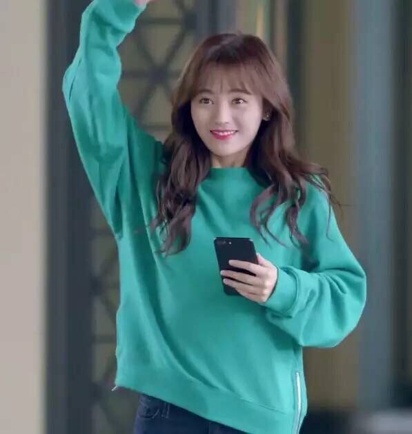 特价鞠婧祎同款衣_游泳先生鞠鞠婧祎宋茶茶同款卫衣女圆领宽松纯色