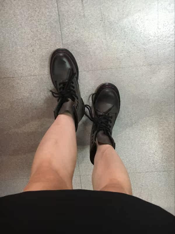 "很软,颜色比图片深一些(请忽略我短粗的腿)"