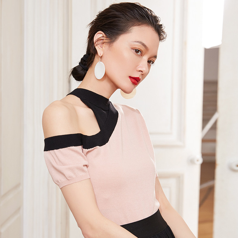 藕粉色露单肩冰丝针织衫t恤女夏露肩半肩上衣女