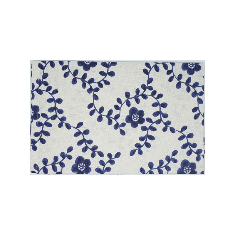 然后在菜品下面垫上一块看似随意(其实是你精心折叠过)的带花纹桌布