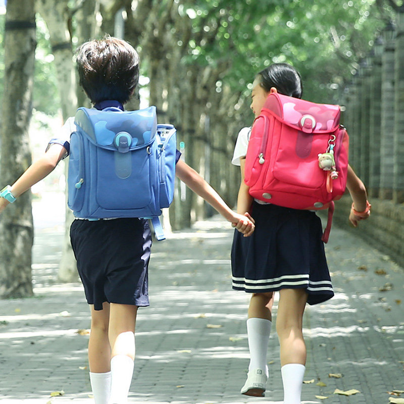 背书包时,书包顶部不高於小孩头部,腰带位置应在腰部对落2-3寸之间