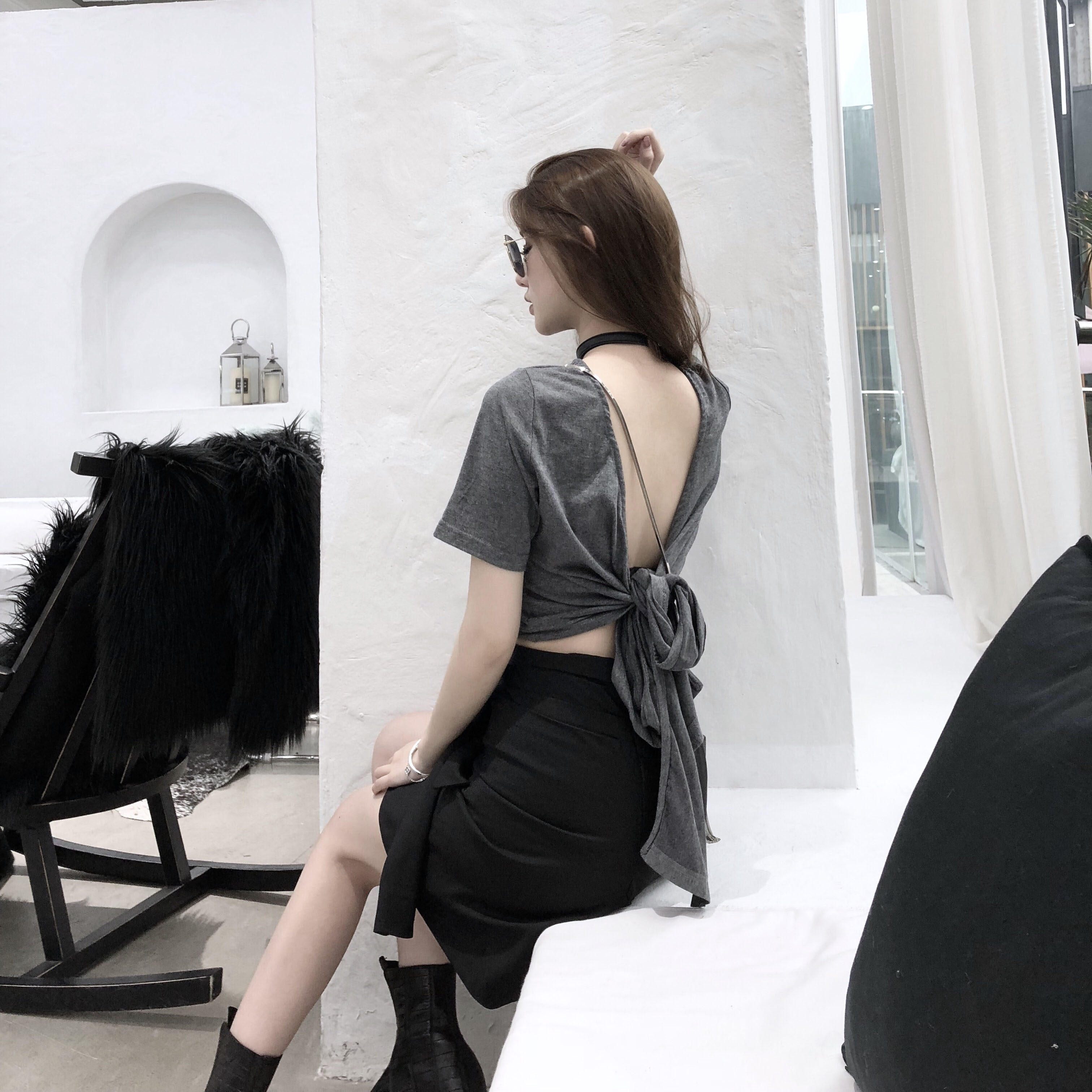 黑灰两色设计感背后绑带露背气质圆领t恤短款短袖上衣优惠券