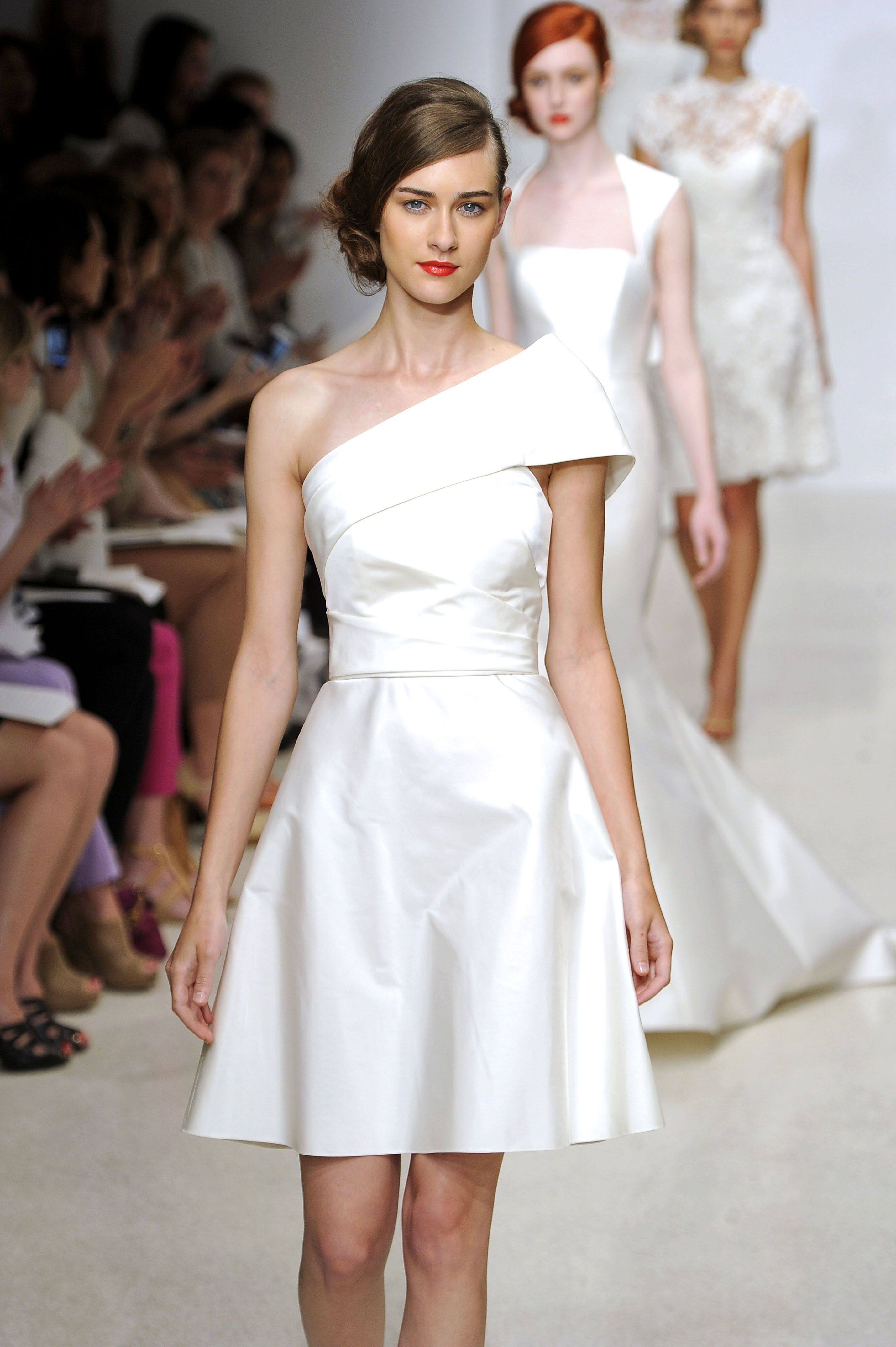 缎面伴娘礼服_象牙白色单肩斜肩缎面短款伴娘礼服聚会晚会短晚装春季