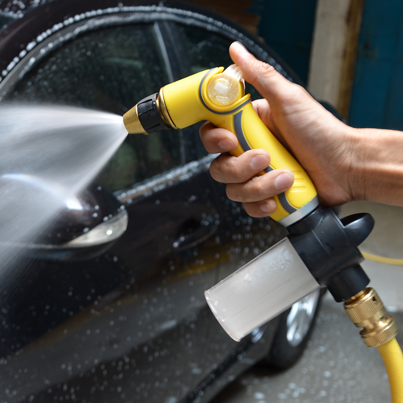 洗车时一边用海绵擦车,一边水枪冲洗,顽固污渍统统不见.冲