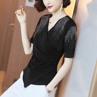 白哾碧趴在桌子上 白哾碧服装店是哪部 白哾碧卖服是哪一部