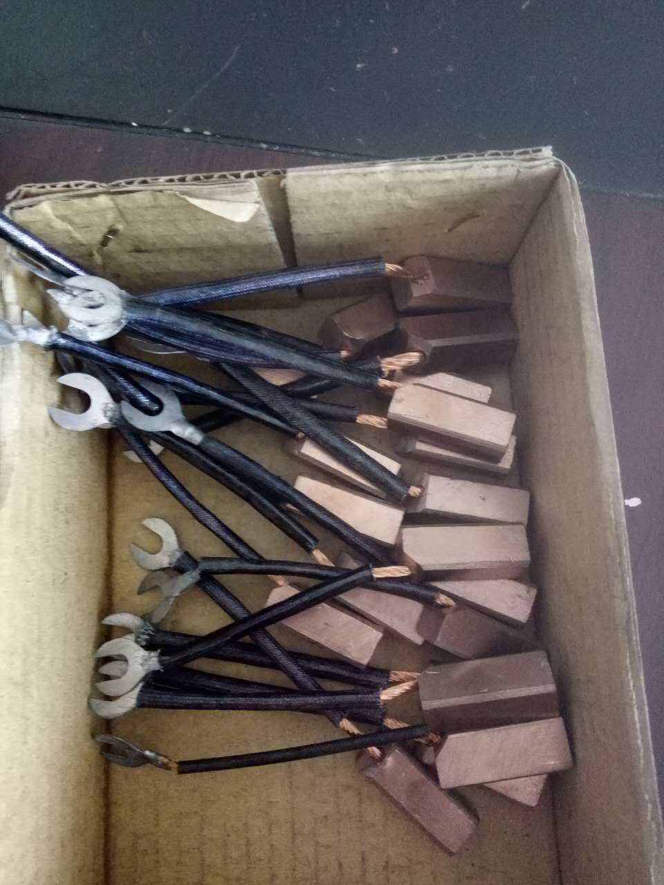 纸箱机械配件直销平压压痕切线机扪盒机老虎机扪子机配件铜碳刷