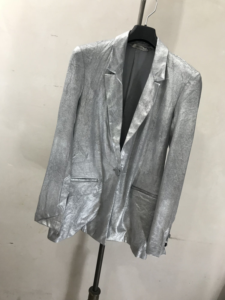一折银色外套