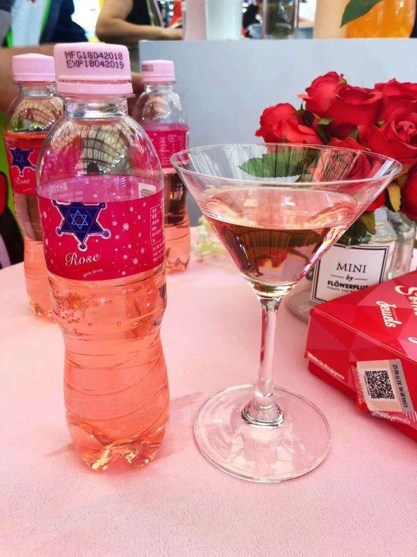 汽水粉 碳酸饮料_泰国普吉岛粉色雪碧汽水330mlx2进口碳酸饮料曼谷