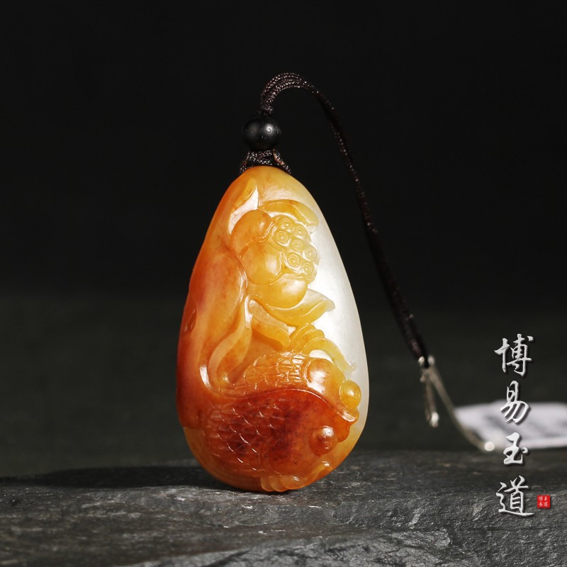 和田玉挂件白玉黄沁皮籽料吊坠 连年有余 苏州玉雕大师叶清创作图片