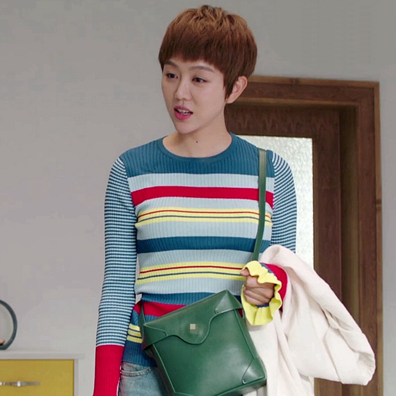 姜妍同款衣_美好生活徐豆豆姜妍同款毛衣女彩色条纹喇叭袖弹力针织衫