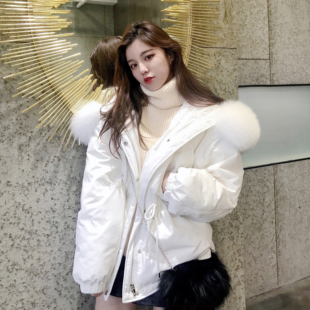 白色羽绒服打造明亮甜美印象