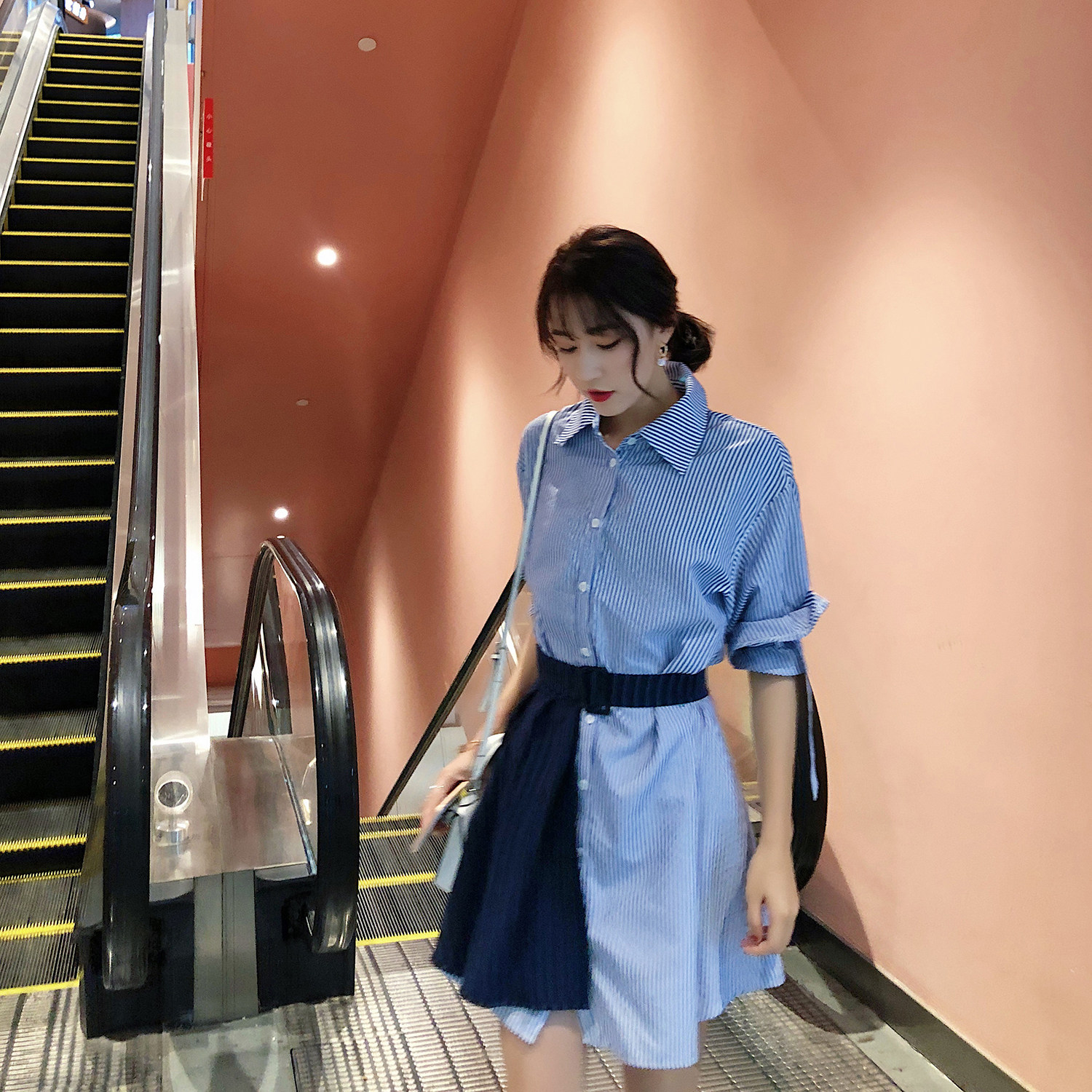 2018新款chic慵懒风裙子韩版宽松蓝色竖条纹衬衫裙收腰连衣裙女夏