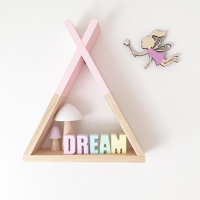ins北欧进口实木置物架三角形隔板儿童房装饰书架童装店背景壁饰