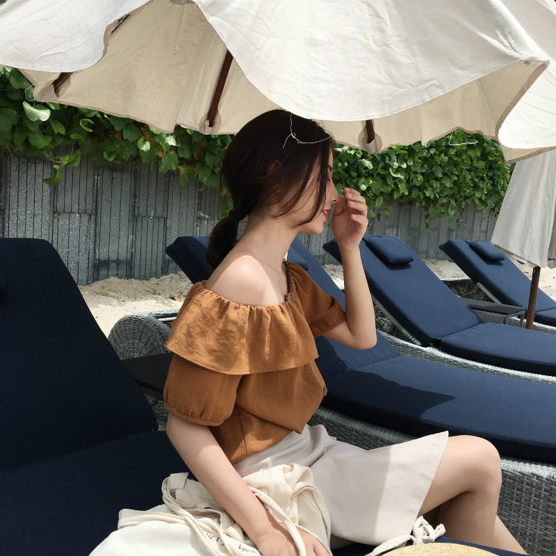 干净无暇的纯白上衣透着股仙气,于是露肩常见的性感自然转变成俏皮.