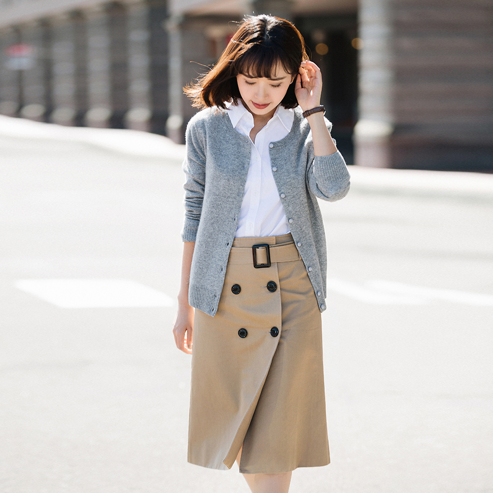 沫里  秋冬经典基本款纯色羊绒开衫 简约圆领单排扣针织空调衫 女