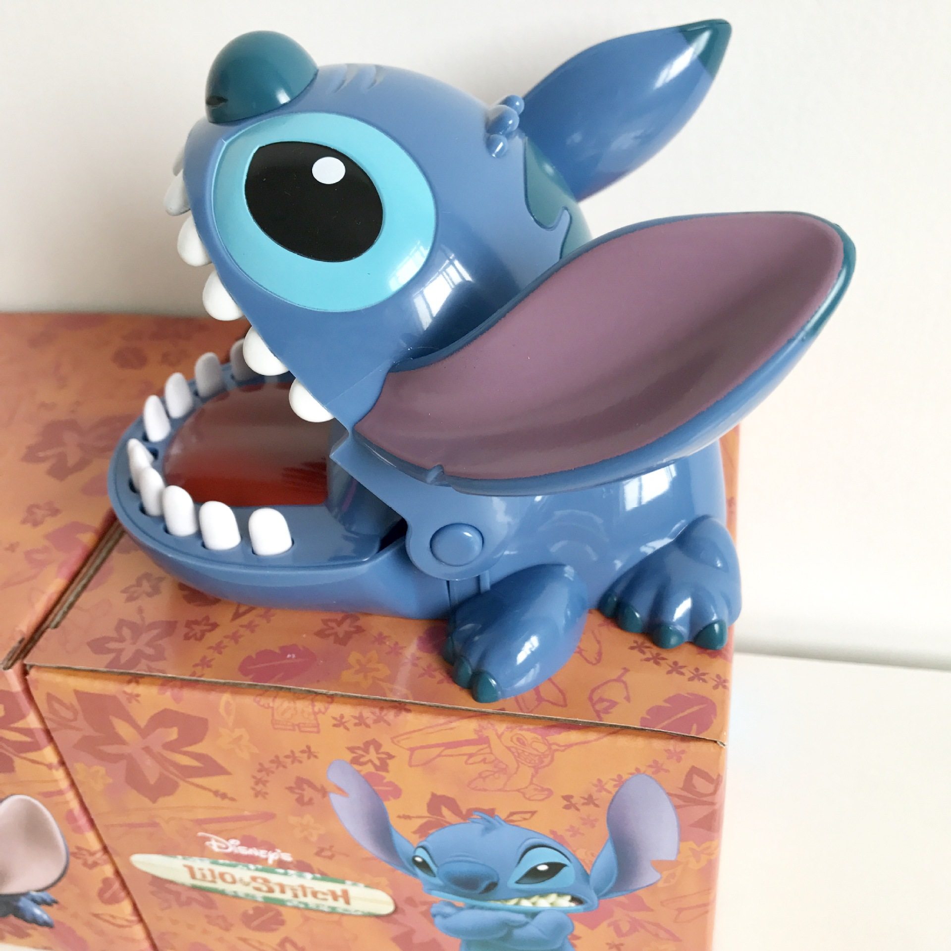 搞笑礼物 整蛊_星际宝贝史迪仔公仔摆件小心大白鲨咬手鲨鱼整蛊创意