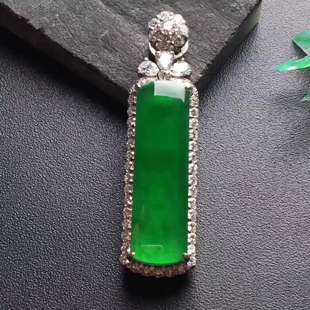 这些满绿翡翠吊坠,成就优雅内奢的女人!