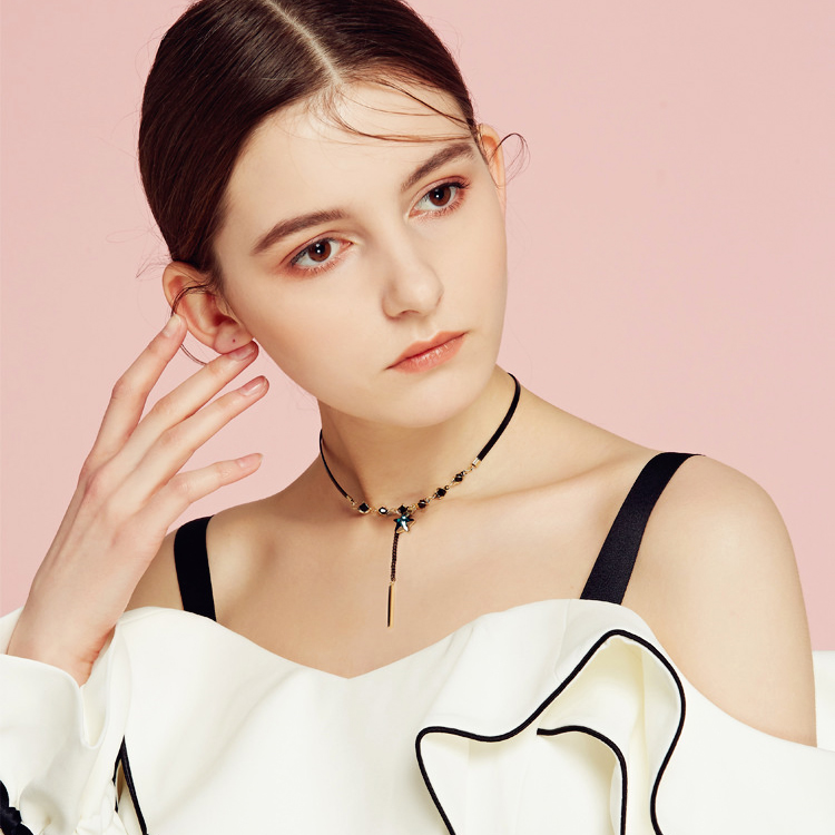 首饰 服装 项链 大牌女外模 室内拼色背景女装外套女模特拍摄饰品