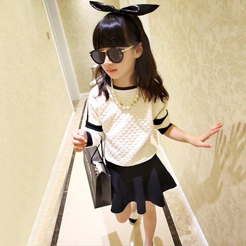 小女孩也要跟随时尚卫衣潮流