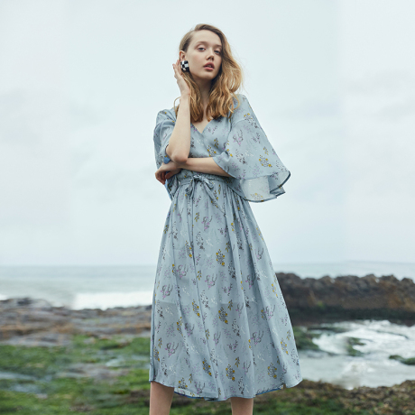 两三事凉夏过后2017夏季新款雪纺连衣裙女宽松荷叶边v领碎花长裙