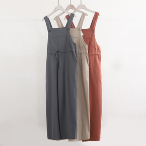 灰色背带裤配什么上衣