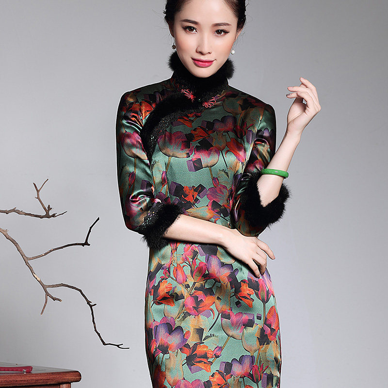 温婉式的旗袍,艳丽的色泽穿搭起来更添喜庆.