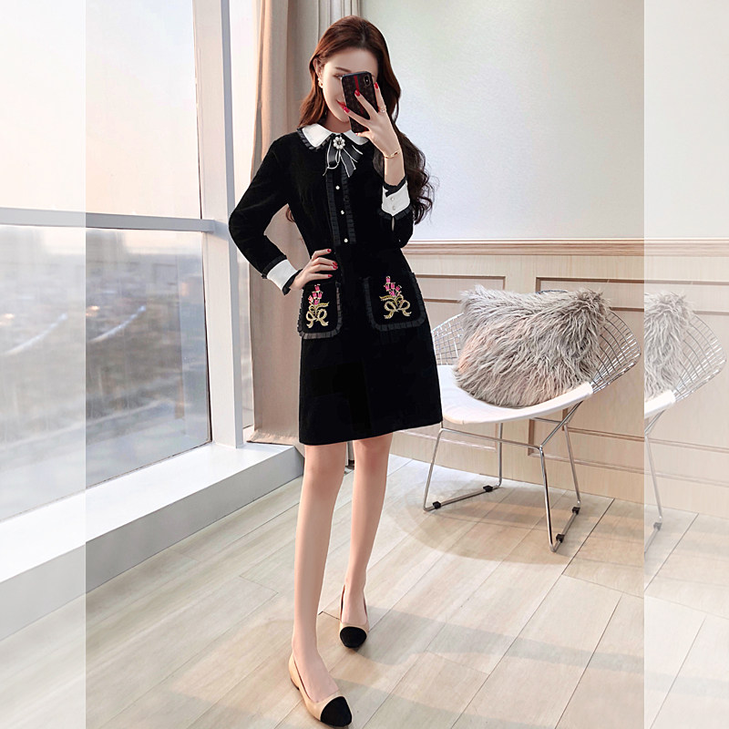 赫本小黑裙小香风名媛刺绣正式场合娃娃领黑色金丝绒连衣裙女装