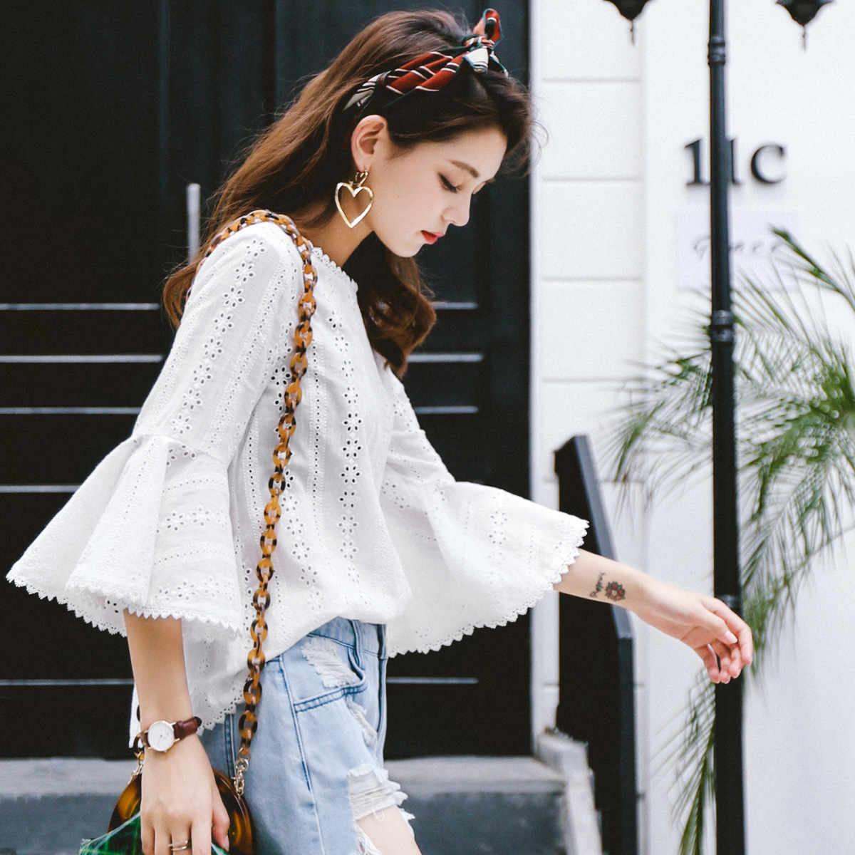 白色蕾丝上衣女镂空喇叭七分长袖遮肚子藏肉