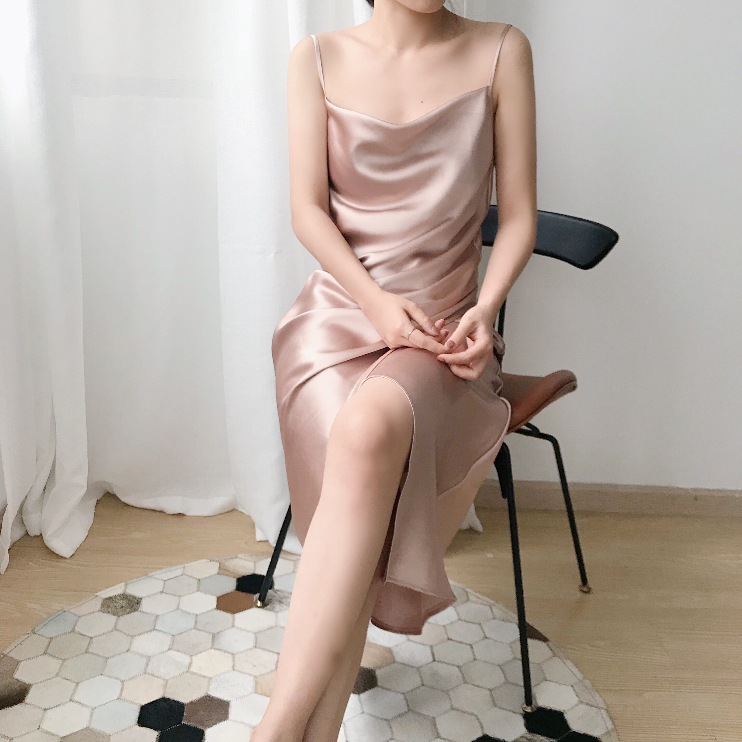 特价吊带背心女 中长款_2018夏季新品缎面荡领吊带裙中长款连衣裙打底