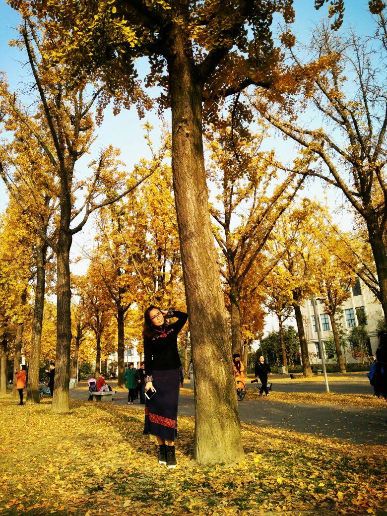 美衣收到好多天了,今天才穿出去拍美照,效果杠杠滴