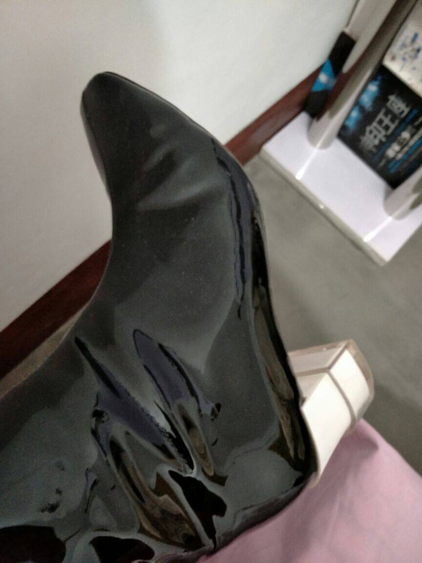 还好吧 可能我不太习惯穿带跟的鞋 上楼梯有点不舒服 但鞋跟也不是