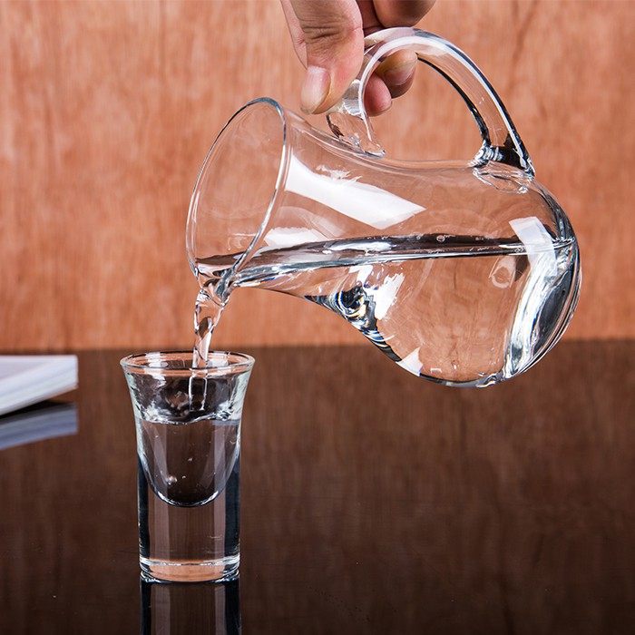 白洒斜口量酒器加厚葡萄酒小型分酒器白酒酒具防摔透明红酒500ml